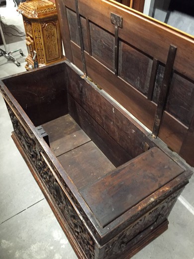 антикварная мебель - сундук 17 века из ореха