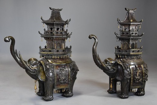 Антикварные парные японские курильницы «Слоны»
