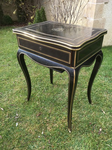 Small table with Napoleon III works of Louis XV style decorated with gilded and carved bronzes, signed DIEHL - PARIS - 19, rue Michel-le-Comte on the lock. The flap, above, opens and reveals multiple small storage and a mirror. There is also a drawer on t