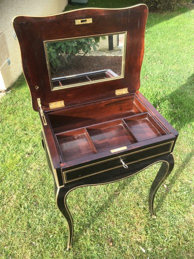 Small table with Napoleon III works of Louis XV style decorated with gilded and carved bronzes, signed DIEHL - PARIS - 19, rue Michel-le-Comte on the lock. The flap, above, opens and reveals multiple small storage and a mirror. There is also a drawer on t