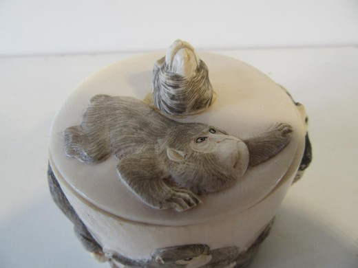 Box In Ivory With Decoration Of Monkeys Japan Around 1900
Ivory box representing in decoration turning of the monkeys perfect state and signed