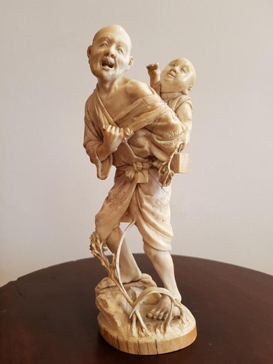 антикварная фигурка из кости окимоно человек несущий ребенка японское искусство купить в Москве