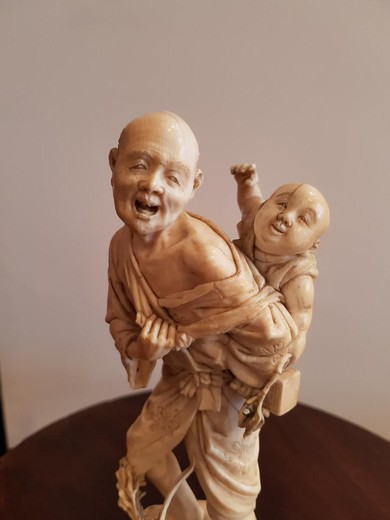 старинная фигурка из кости окимоно человек несущий ребенка японское искусство купить в Москве