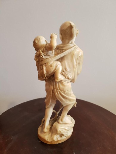 антикварная скульптура  из кости окимоно человек несущий ребенка японское искусство купить в Москве