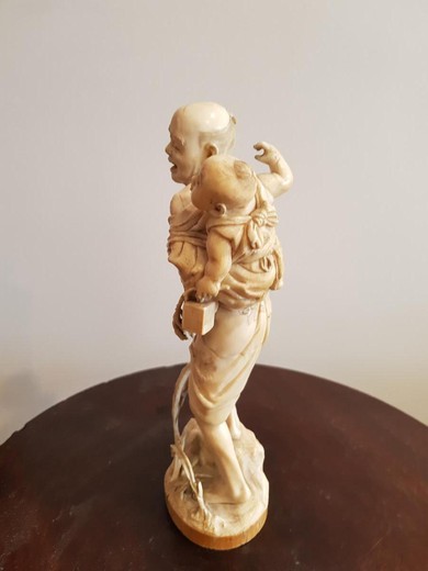 старинная скульптура  из кости окимоно человек несущий ребенка японское искусство купить в Москве