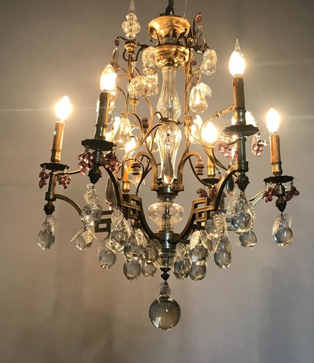 chandelier cage garnished with fruit-shaped pendants, double lighting on candles and inside the chandelier.
