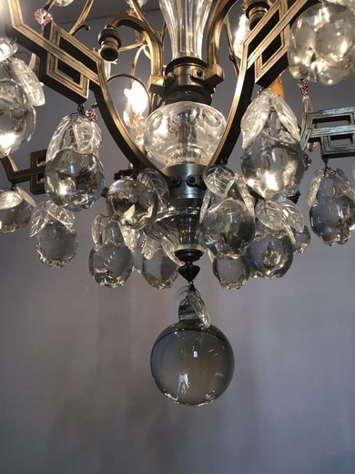 chandelier cage garnished with fruit-shaped pendants, double lighting on candles and inside the chandelier.