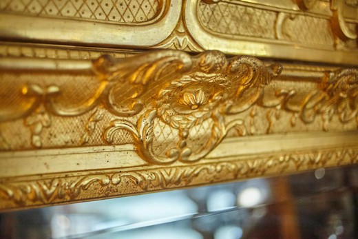 антикварный магазин зеркал предметов декора и интерьера в стиле регентства из золоченого дерева и стекла в Москве