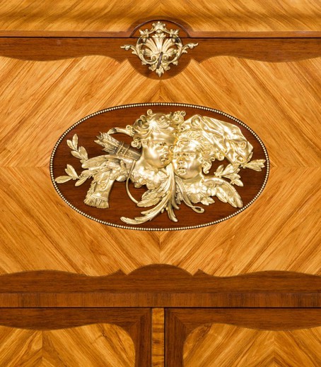 магазин старинной мебели в стиле Людовика XV из дерева в технике маркетри с золоченой бронзой и мрамором предметов декора и интерьера в Москве