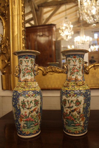 антикварные парные вазы из фарфора с росписью в восточном стиле купить в Москве