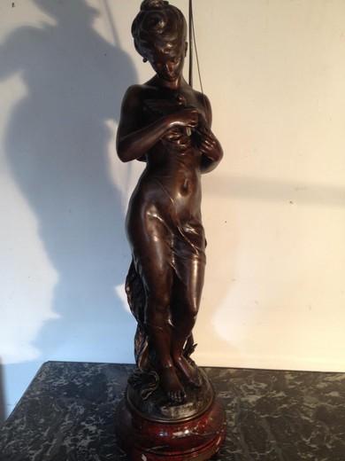 антикварная скульптура "Девушка с раненой птичкой" из бронзы на мраморном основании от Ипполита Франсуа Моро купить в Москве