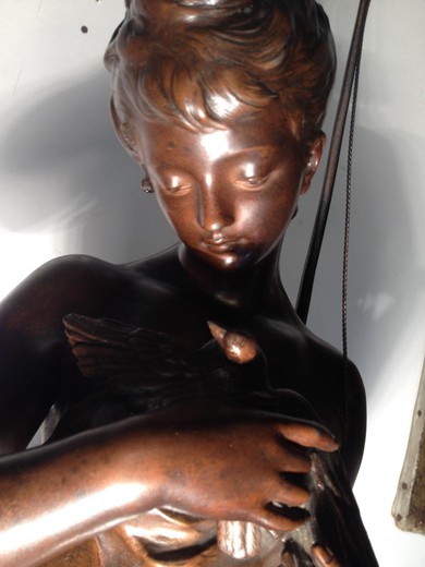винтажная скульптура "Девушка с раненой птичкой" из бронзы на мраморном основании от Ипполита Франсуа Моро купить в Москве