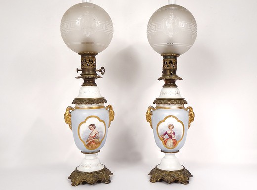 антикварные парные керосиновые лампы из золоченой бронзы и фарфора в стиле Людовика XV купить в Москве