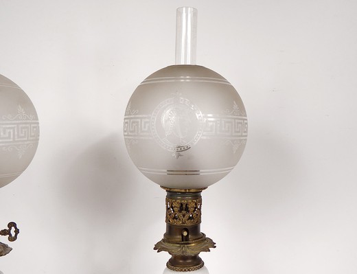 старинные парные керосиновые лампы из золоченой бронзы и фарфора в стиле Людовика XV купить в Москве