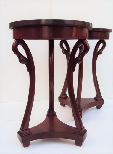 Nice pair of small pedestal mats or mahogany veneer legs with tripod base in swan neck.