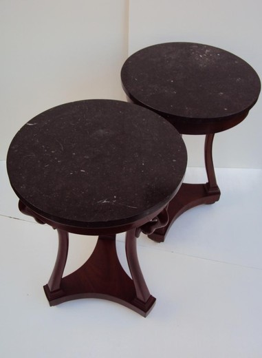 Nice pair of small pedestal mats or mahogany veneer legs with tripod base in swan neck.