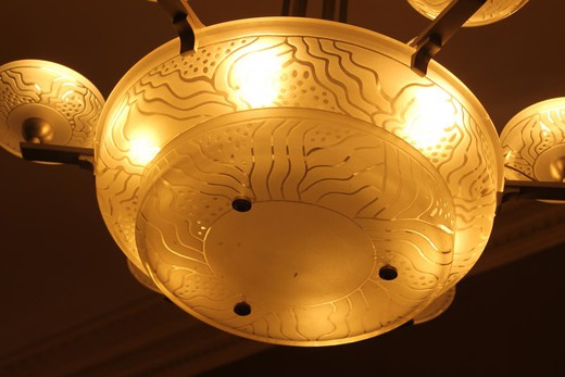 Art Deco chandelier engraved with acid Epoque 1930 6 cups and two large central basins superimposed Acid etched glass.
