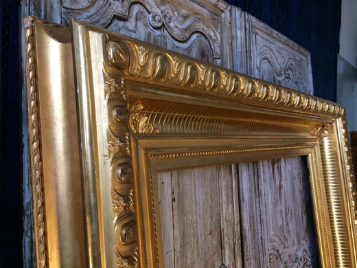 Large art frame. Glare- and mat-finished original gilding