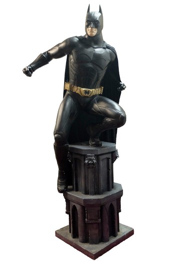 бэтмен, скульптура бэтмена, статуя бэтмена, бэтмен в человеческий рост