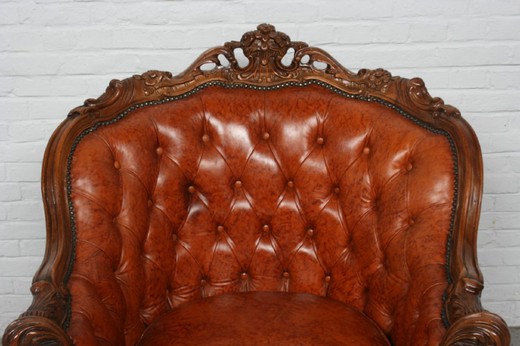 старинное кресло из дерева с обивкой из кожи в стиле Людовика XV Рококо купить в Москве