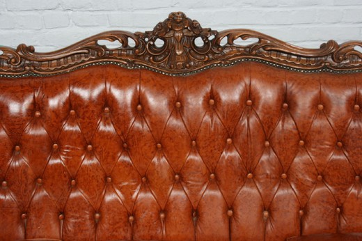 старинный диван из дерева с коженой обивкой в стиле Рококо Людовика XV купить в Москве