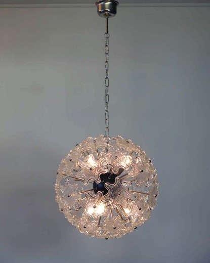 1970’s Italian sputnik glass chandelier in a chrome frame, painted black. The chandelier has 37 fantastic Murano glass flowers.