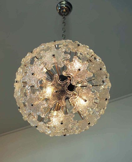 1970’s Italian sputnik glass chandelier in a chrome frame, painted black. The chandelier has 37 fantastic Murano glass flowers.