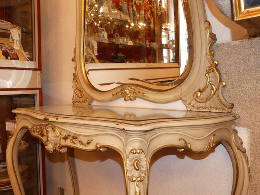 Antique console with a mirror