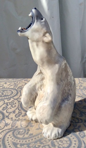 Антикварная скульптура "Белый медведь"
