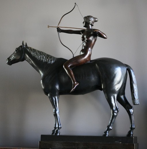 антикварная скульптурная композиция амазонка на коне в стиле Арт-Деко из бронзы Гельмута Шивелькампа купить в Москве