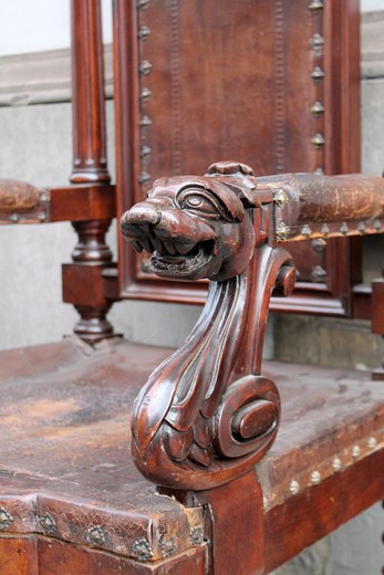 парные старинные троны в стиле ренессанс из ореха с кожаной обивкой купить в Москве