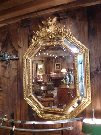 антикварное зеркало в стиле Генриха II охотничий стиль в раме из дерева с золочением купить в Москве