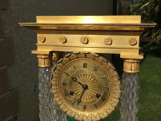 старинные часы из золоченой бронзы и стекла в стиле Карла X купить в Москве