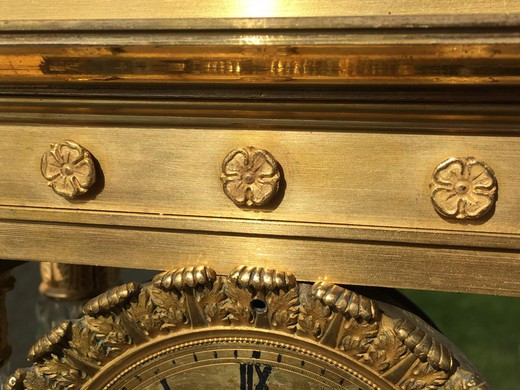 антикварная галерея часов предметов декора и интерьера в стиле Карла X из золоченой бронзы и стекла в Москве