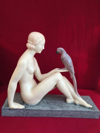 антикварная скульптура девушка с попугаем из фаянса купить в Москве