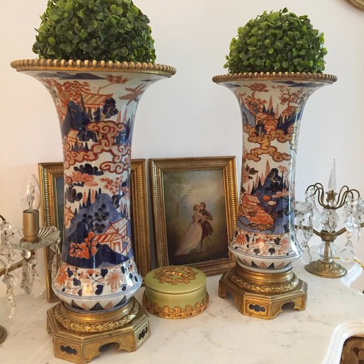 антикварные парные вазы в восточном стиле из фарфора и золоченой бронзы с росписью имари купить в Москве