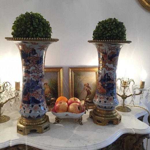 винтажные парные вазы в восточном стиле из фарфора и золоченой бронзы с росписью имари купить в Москве