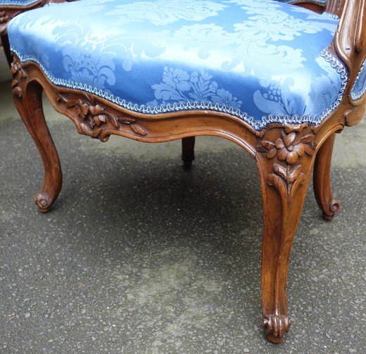 A set of antique armchairs (4 pieces) in the style of Louis XV. Made of walnut. France, XIX century.