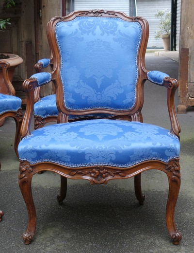 A set of antique armchairs (4 pieces) in the style of Louis XV. Made of walnut. France, XIX century.