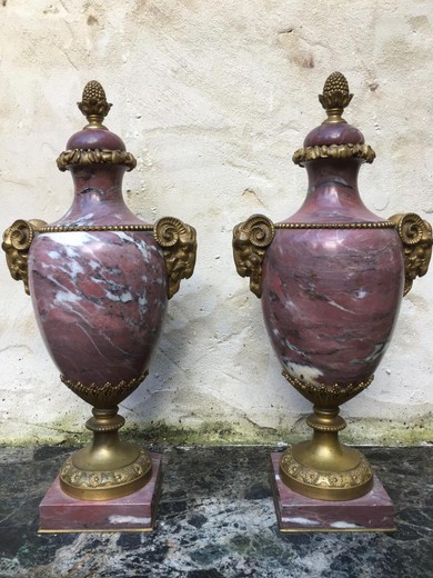 антикварные парные вазы в стиле Ампир из мрамора и бронзы купить в Москве