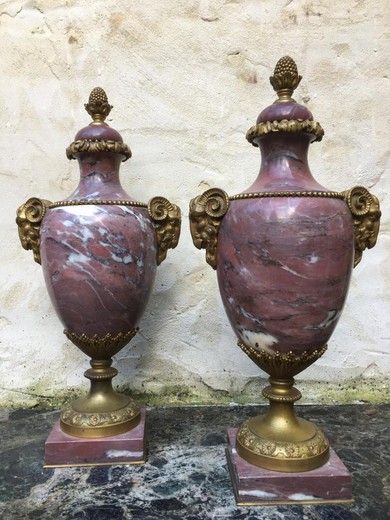 старинные парные вазы в стиле Ампир из мрамора и бронзы купить в Москве