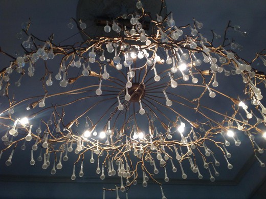 large chandelier tree branches gilded bronze and crystal drops of the 1980s lighting with 16 lights, oval.