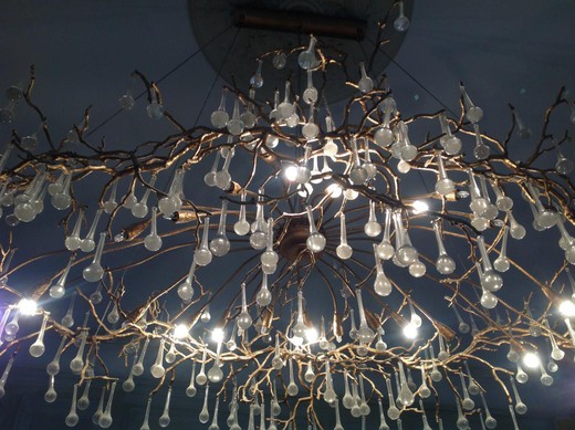 large chandelier tree branches gilded bronze and crystal drops of the 1980s lighting with 16 lights, oval.