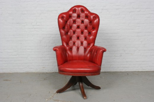 старинное кресло честерфилд из дерева и кожи купить в Москве