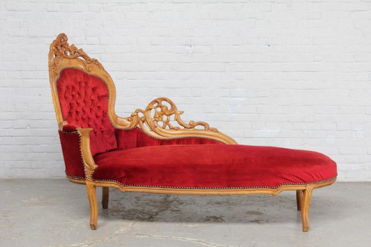 Antique rekamier in the style of Louis XV. It is made of walnut. Upholstery - velvet. France, 1930's.