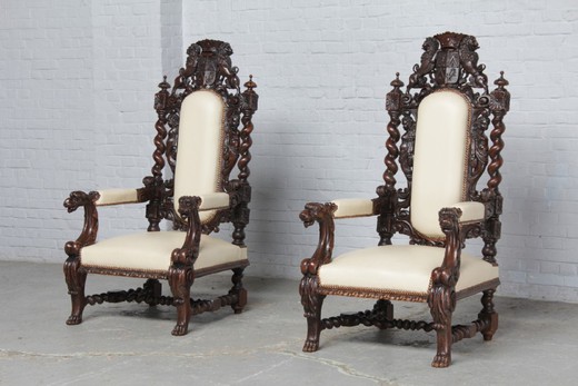 антикварные парные кресла в стиле Ренессанс из дуба с кожей купить в Москве