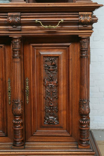 Antiquarian buffet in the Renaissance style. Made of walnut. France, XIX century.