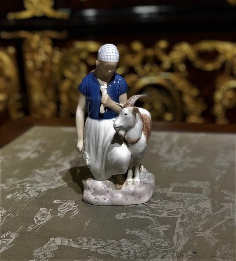 Антикварная скульптура «Девушка с козой»