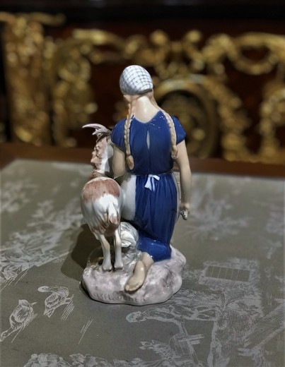 Антикварная скульптура «Девушка с козой»