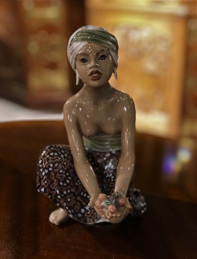 Antique figurines "Girl with Fruit"